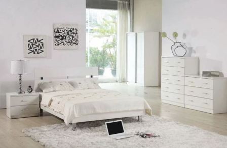 Интерьер спальни с белой мебелью