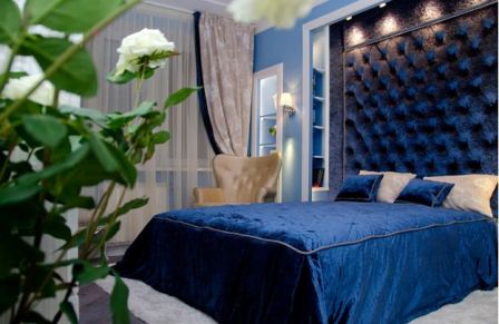 Синий интерьер спальни: фото